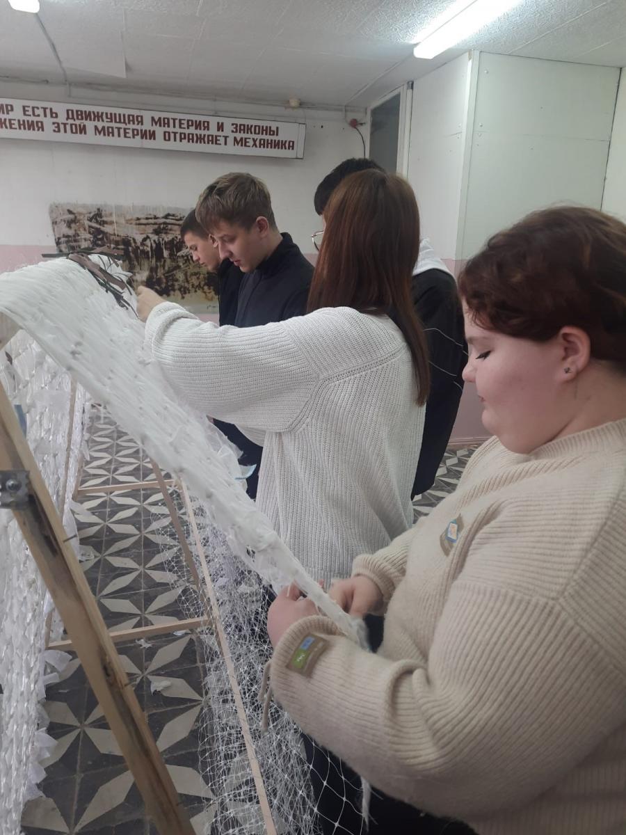 Студенты Марксовского филиала приняли участие в мастер-классе по плетению маскировочных сетей для участников СВО Фото 9