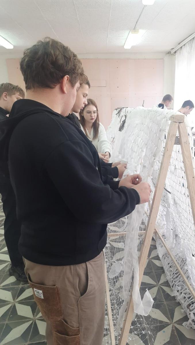 Студенты Марксовского филиала приняли участие в мастер-классе по плетению маскировочных сетей для участников СВО Фото 10