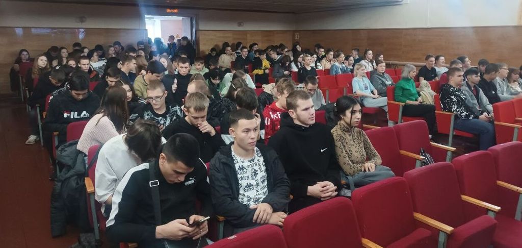 Обучающиеся Пугачевского филиала посетили выездной кинозал областного киновидеоцентра Фото 2