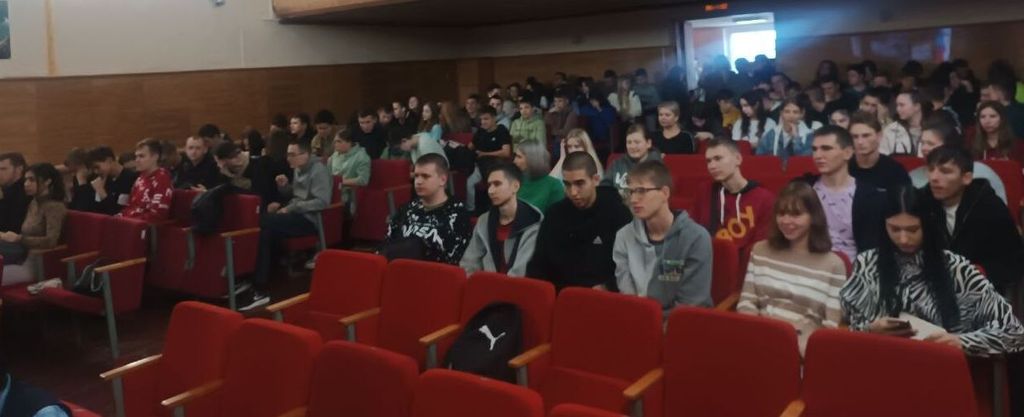 Обучающиеся Пугачевского филиала посетили выездной кинозал областного киновидеоцентра Фото 3