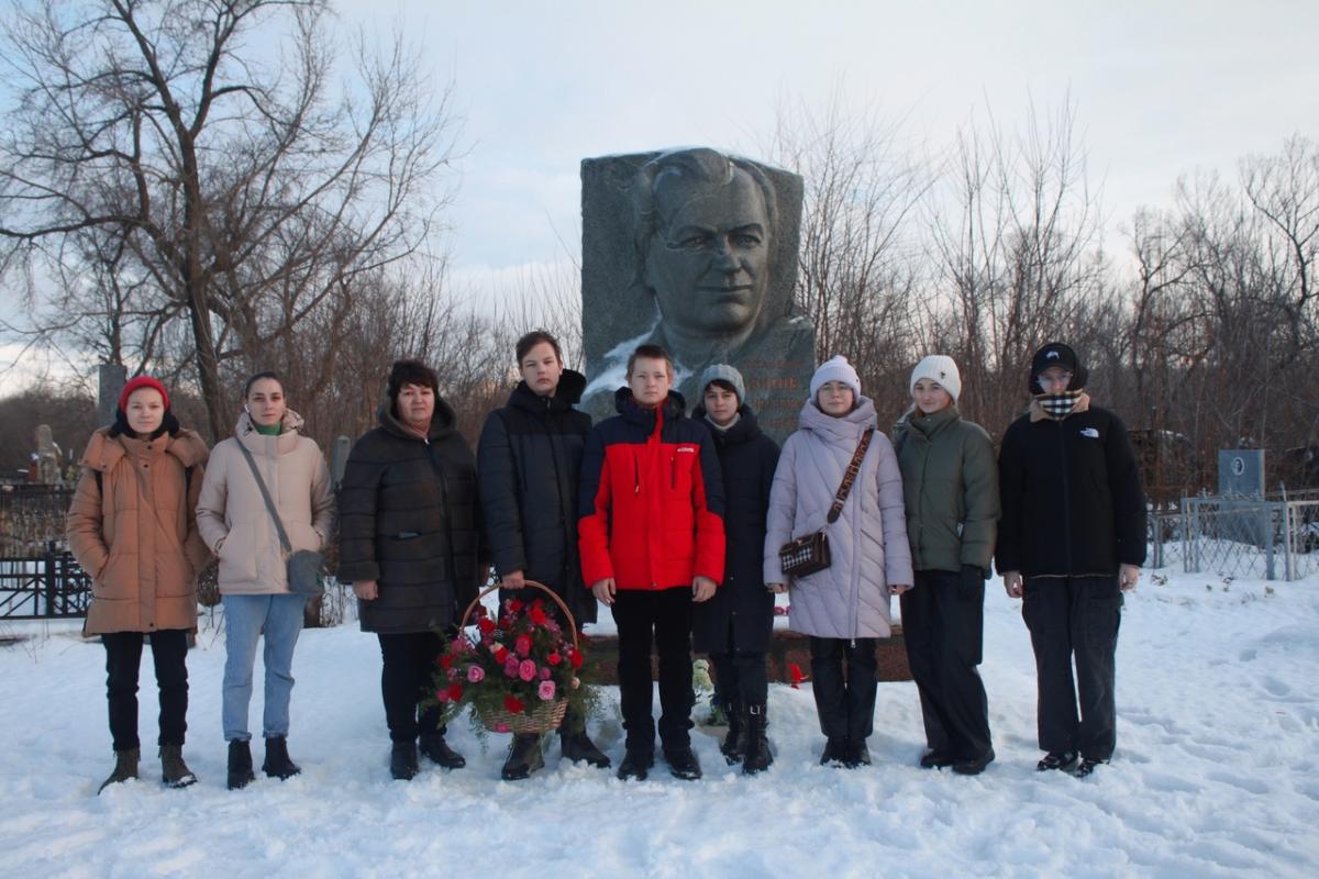 Возложение цветов у памятника Н.И.Вавилова Фото 2