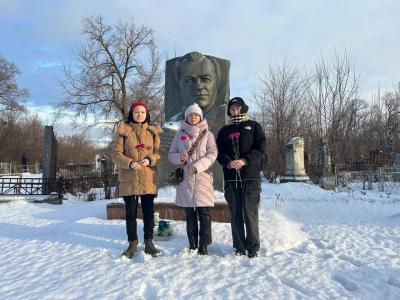 Возложение цветов у памятника Н.И.Вавилова