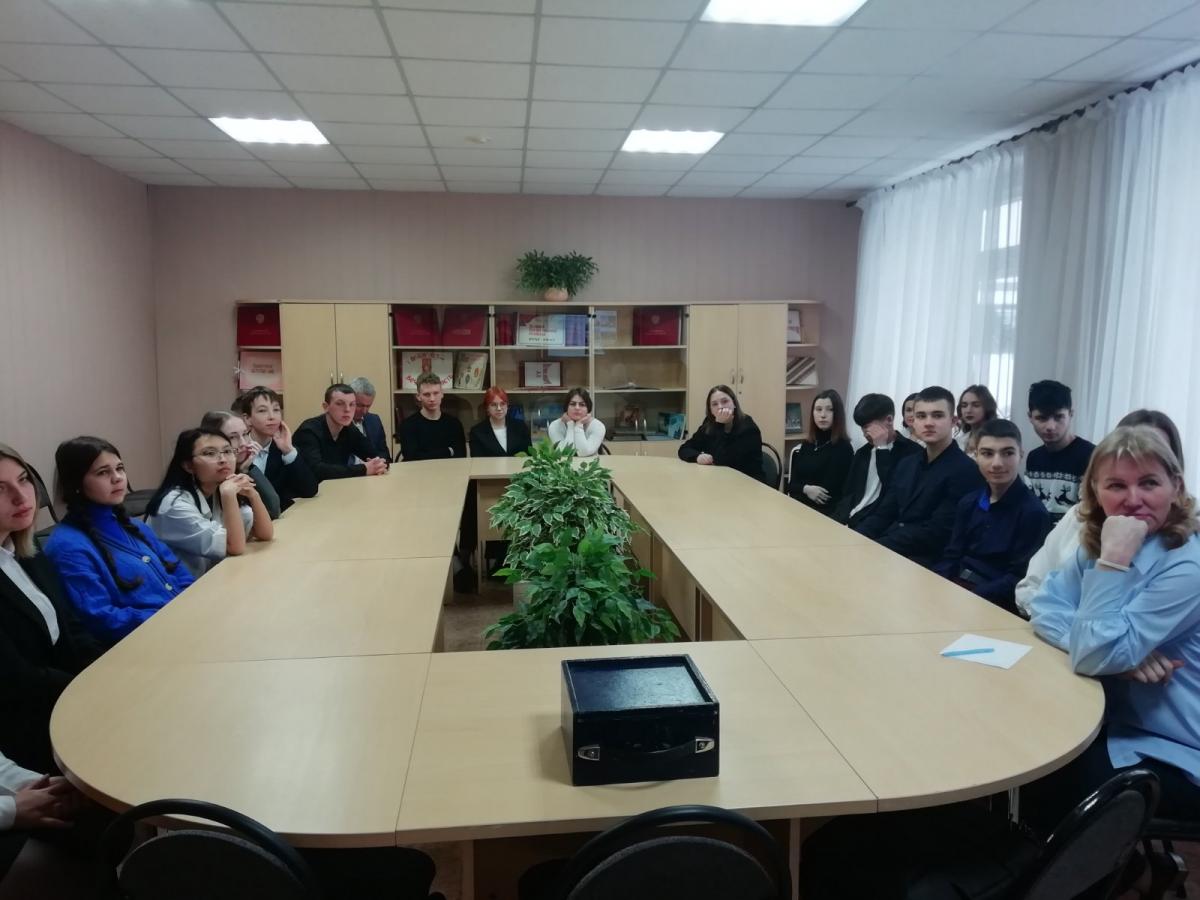 Пугачевские школьники посетили с экскурсией университет Фото 1