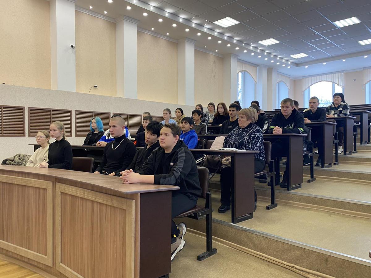 Пугачевские школьники посетили с экскурсией университет Фото 4