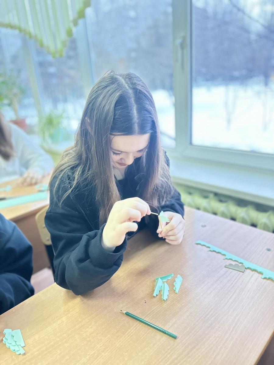 Студенты учили школьников создавать  макеты аллейной посадки деревьев Фото 4