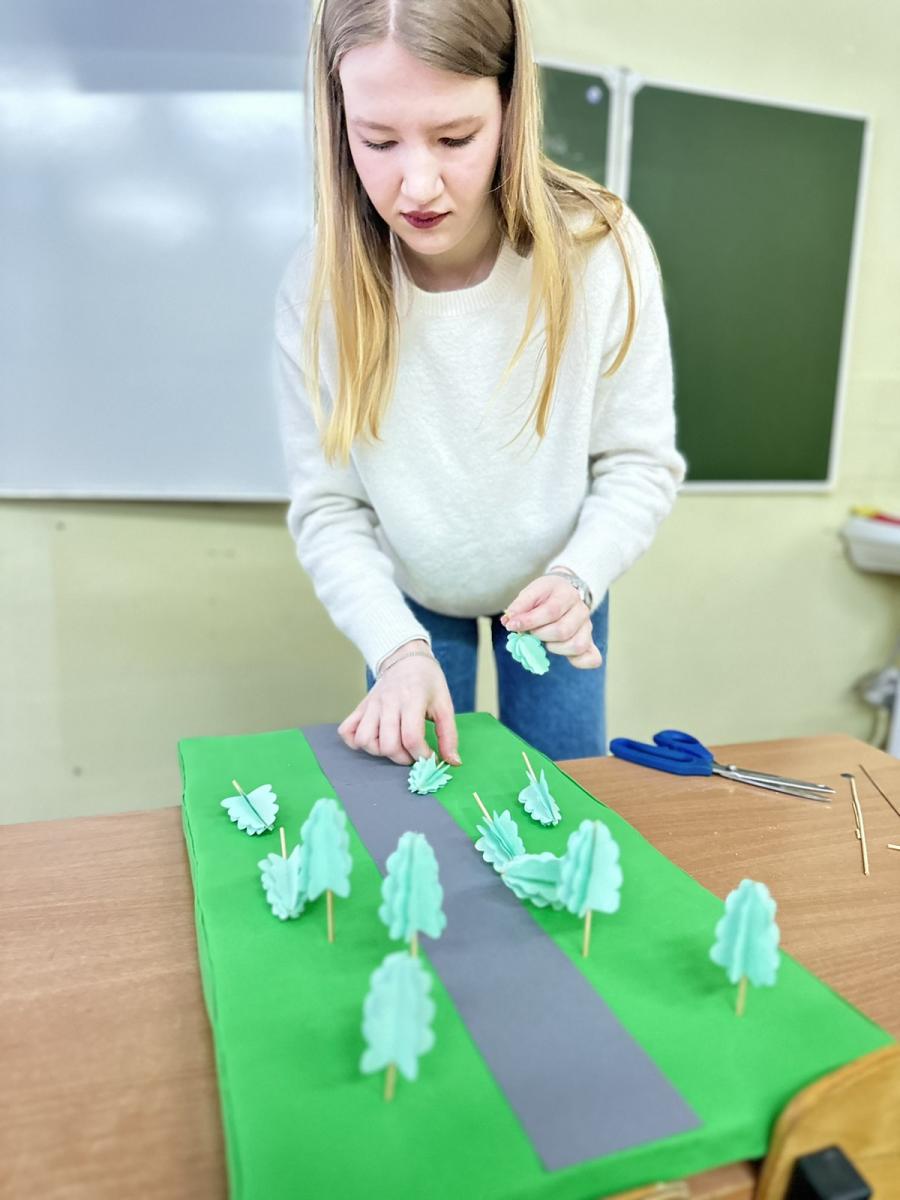 Студенты учили школьников создавать  макеты аллейной посадки деревьев Фото 5