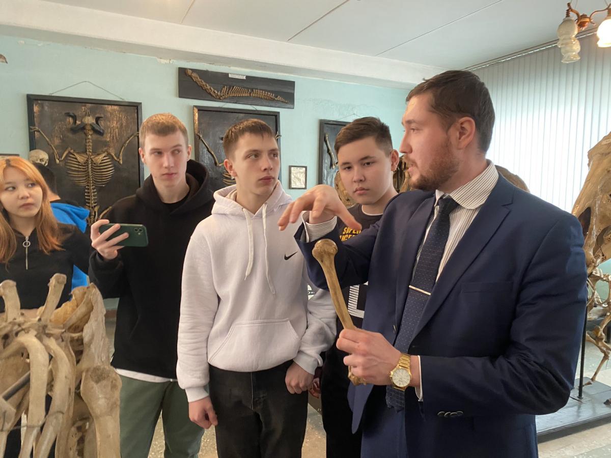 Пугачевские школьники посетили с экскурсией университет Фото 11