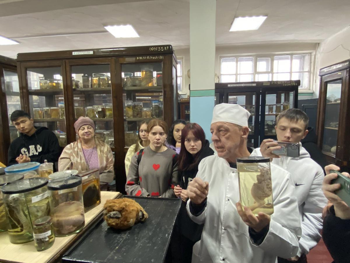 Пугачевские школьники посетили с экскурсией университет Фото 12