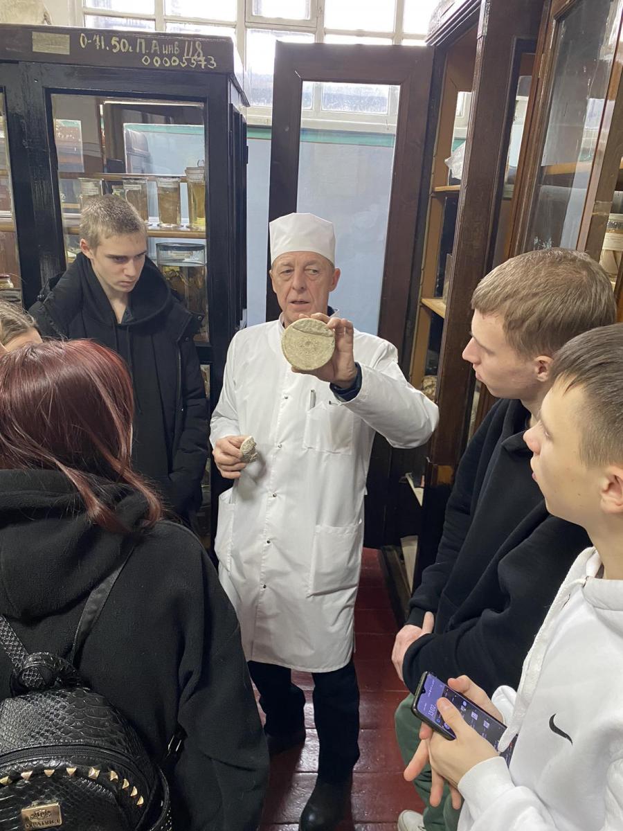 Пугачевские школьники посетили с экскурсией университет Фото 13