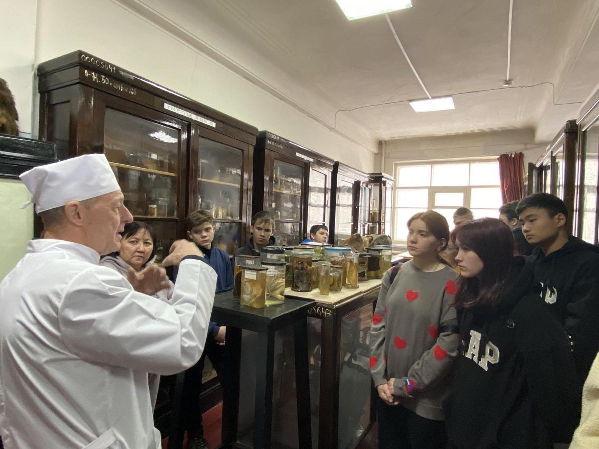 Пугачевские школьники посетили с экскурсией университет Фото 10