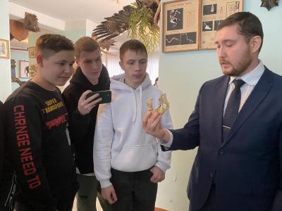 Пугачевские школьники посетили с экскурсией университет
