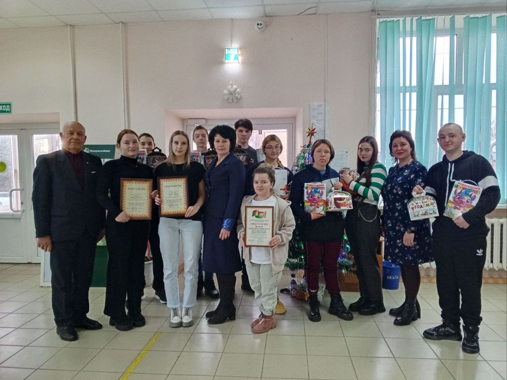 Студенты Пугачёвского филиала получили именные стипендии, а детям со статусом вручили сладкие подарки