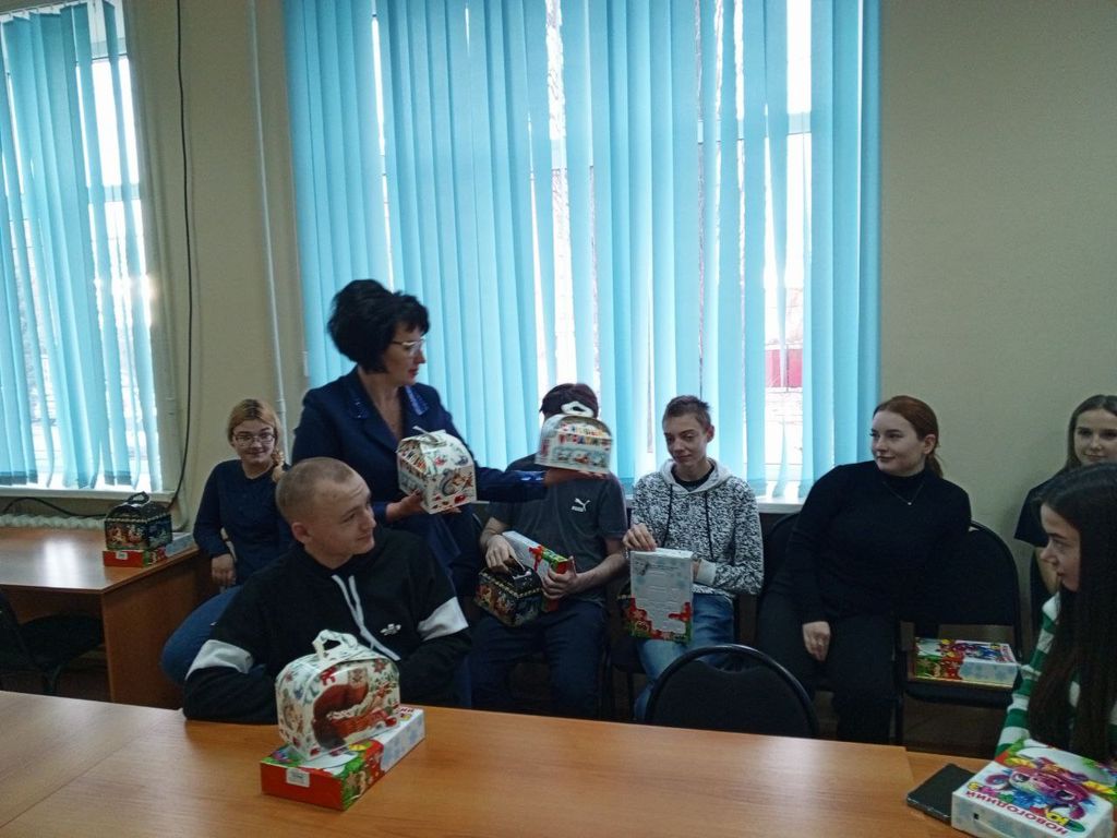 Студенты Пугачёвского филиала получили именные стипендии, а детям со статусом вручили сладкие подарки Фото 1