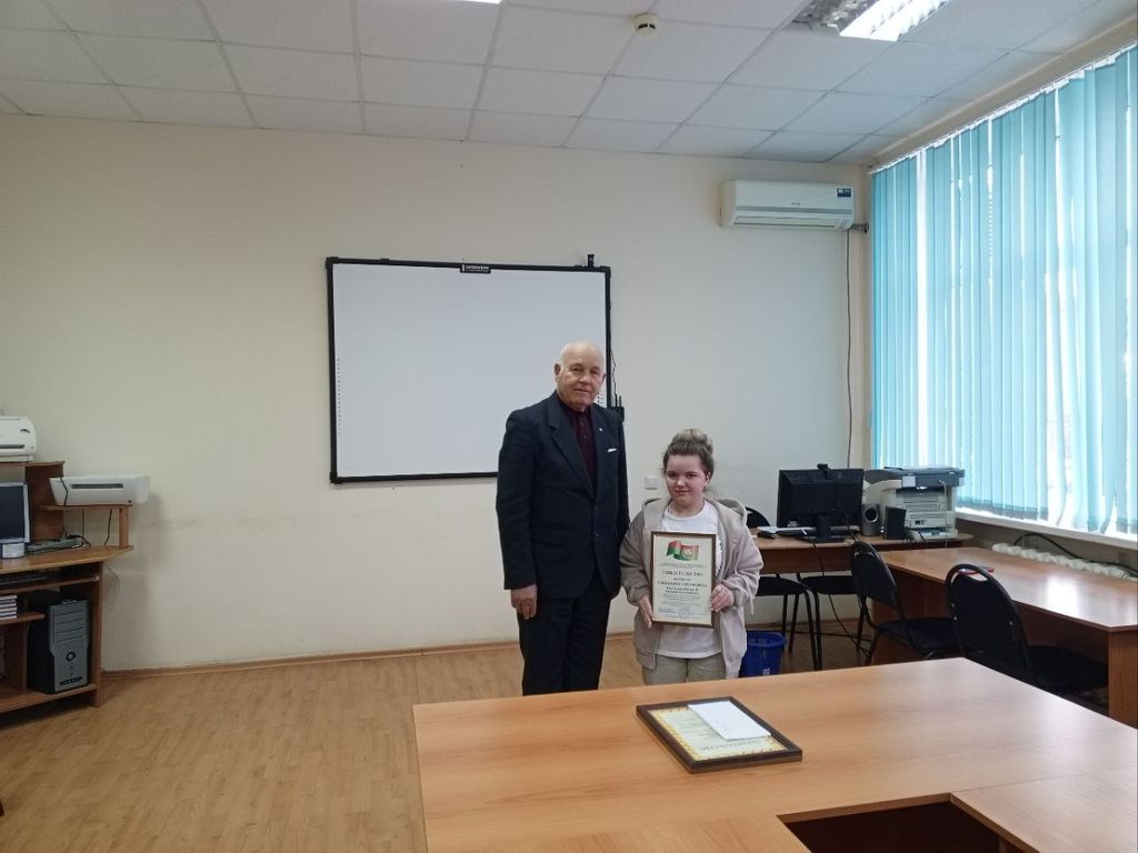 Студенты Пугачёвского филиала получили именные стипендии, а детям со статусом вручили сладкие подарки Фото 5