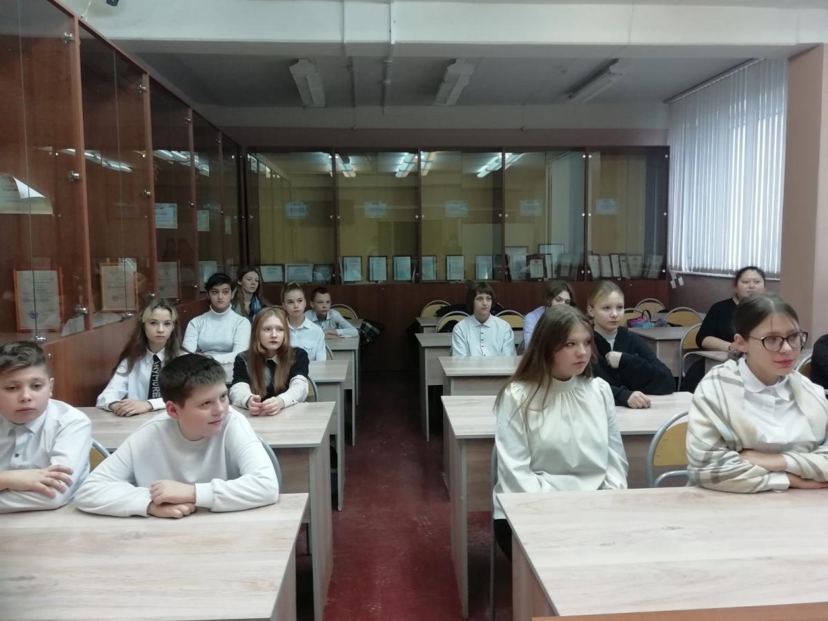 Саратовские школьники посетили с экскурсией университет Фото 11