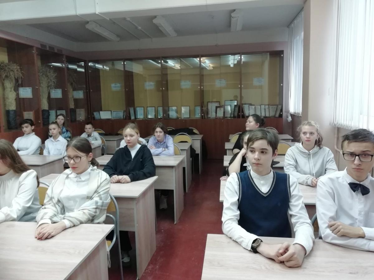 Саратовские школьники посетили с экскурсией университет Фото 10
