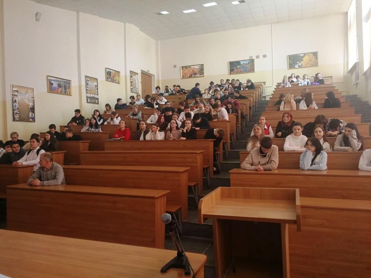 Саратовские школьники посетили УК № 2 Вавиловского университета Фото 9