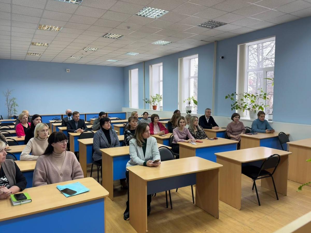 Встреча профессорско-преподавательского состава факультета со штатным психологом университета Фото 1