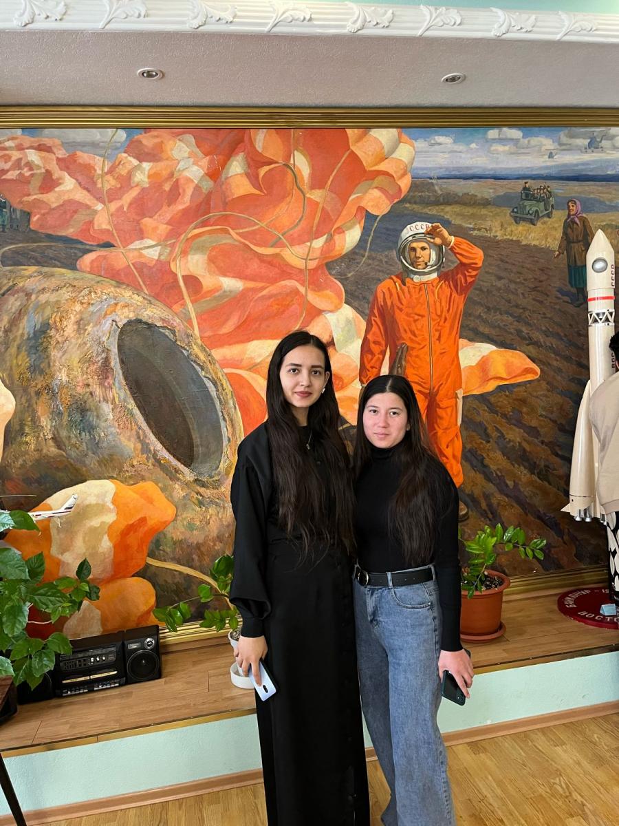 Иностранные студенты на экскурсии в народном музее Ю.А. Гагарина Фото 9