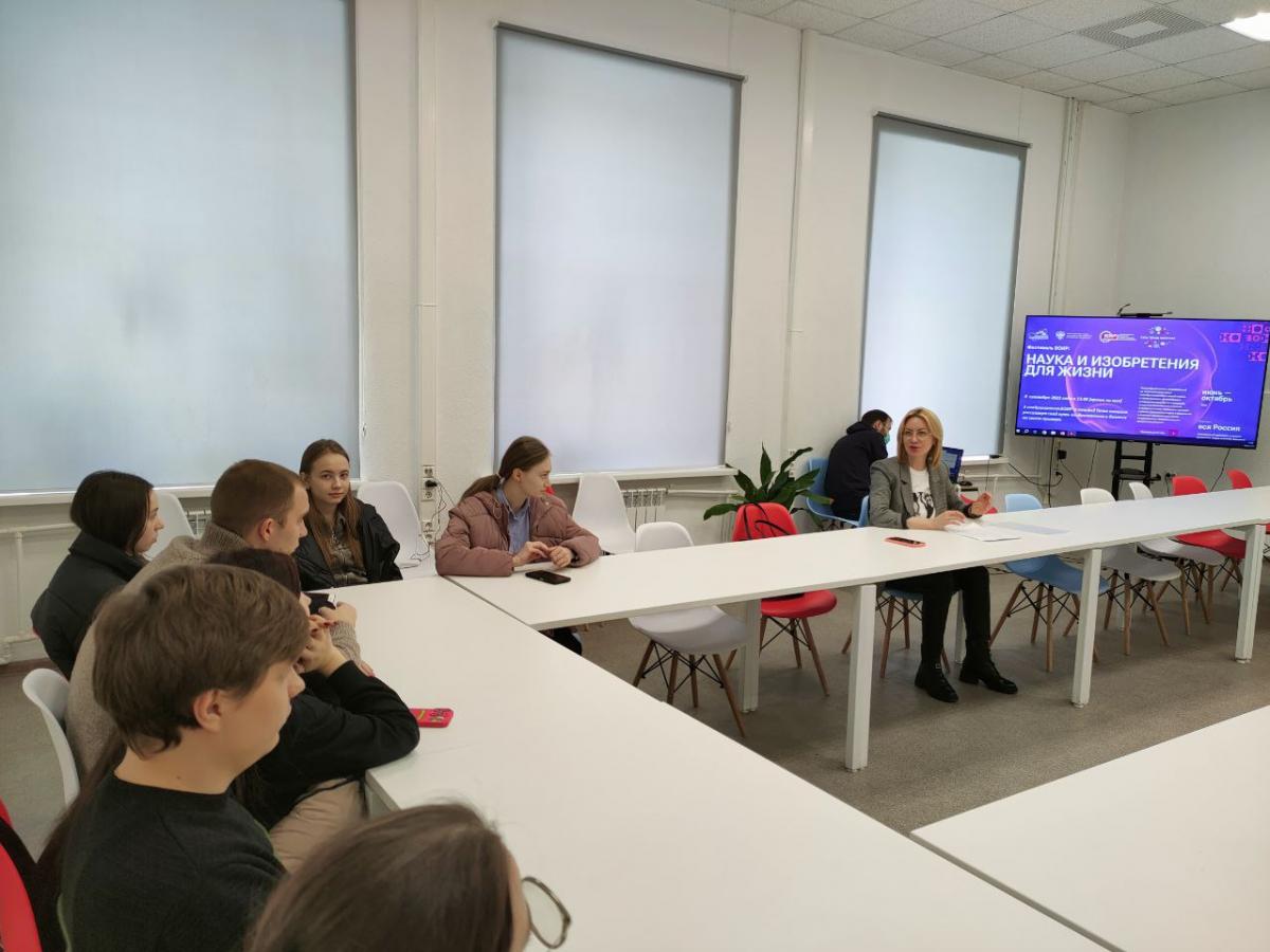 Обучающиеся факультета экономики и менеджмента встретились с региональным представителем Фонда содействия инновациям