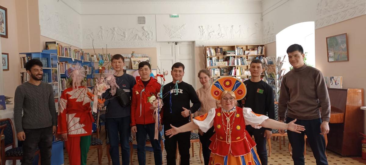 Участники Интерклуба Вавиловского университета посетили Областную библиотеку им. А. С. Пушкина