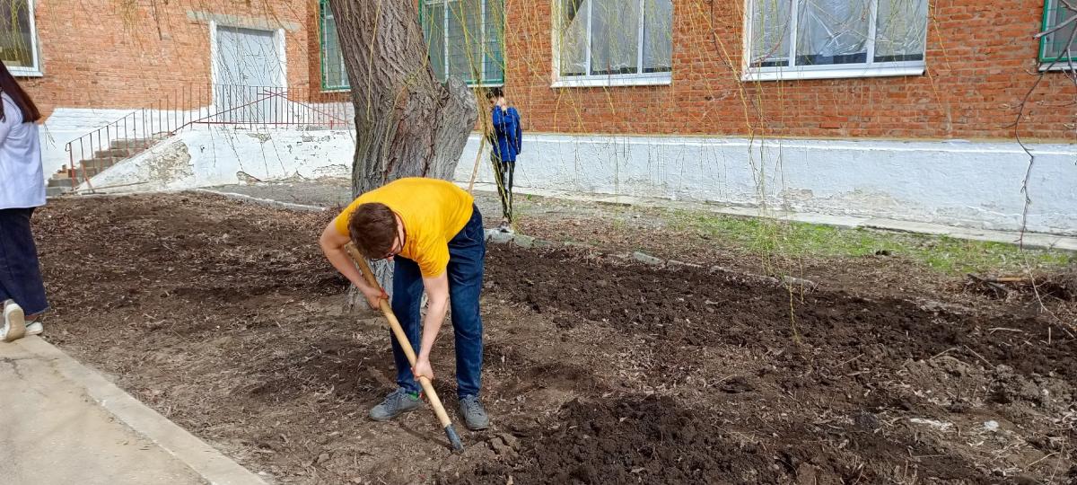 В филиале открыт месячник по санитарной очистке и благоустройству территории Фото 2