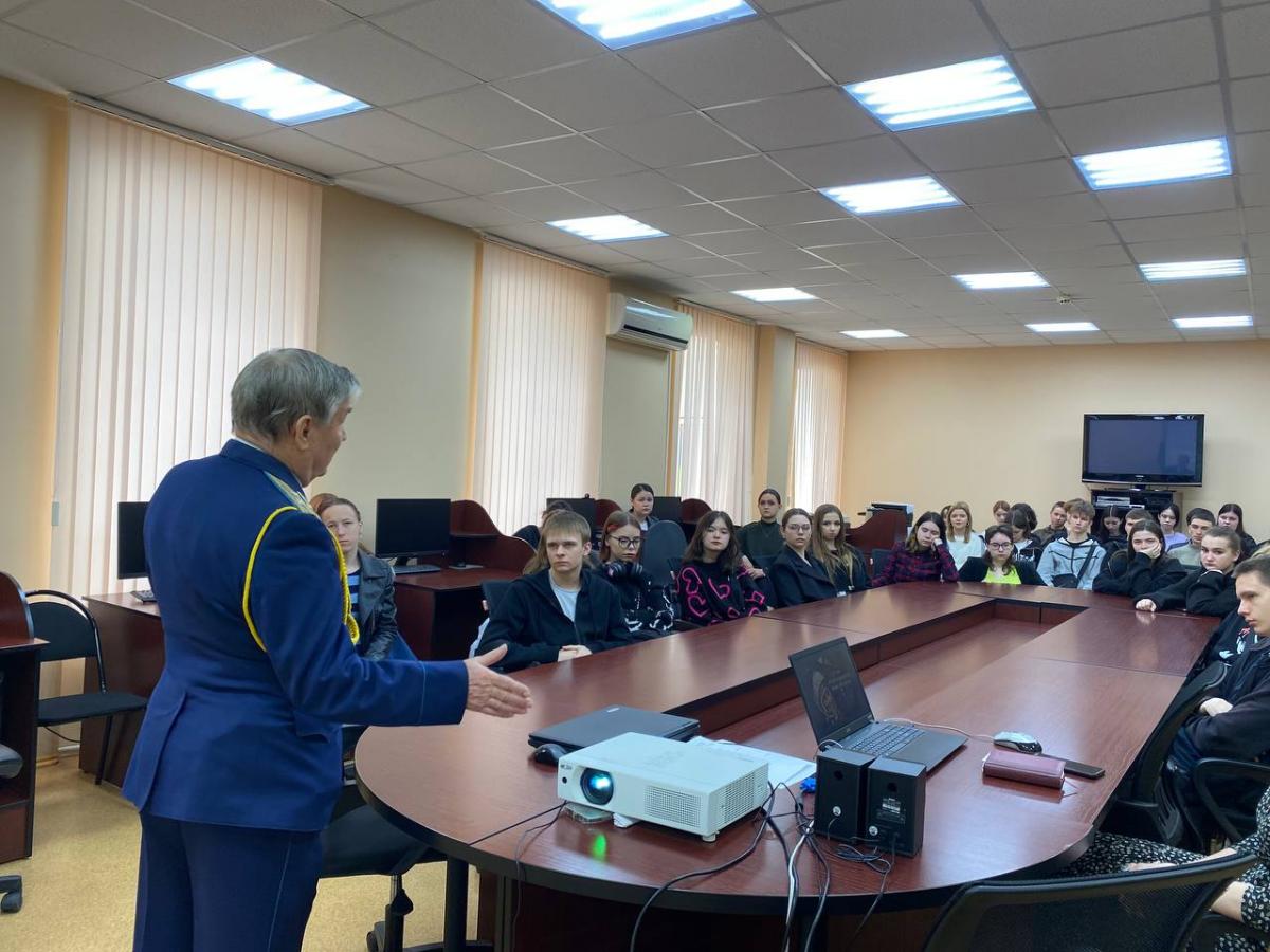 Встреча обучающихся с Бакановым Иваном Васильевичем полковником воздушно-космических сил РФ, председателем Саратовской региональной общественной организации ветеранов космодрома Байконур Фото 1