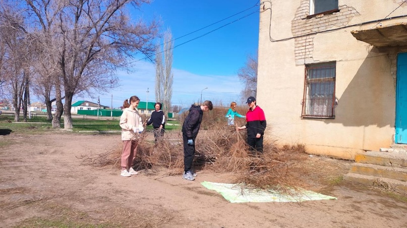 Волонтеры филиала на экскурсии - субботнике в музее с. Ахмата Фото 2