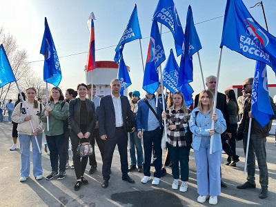 Обучающиеся в День космонавтики возложили цветы к памятнику Ю.А. Гагарина