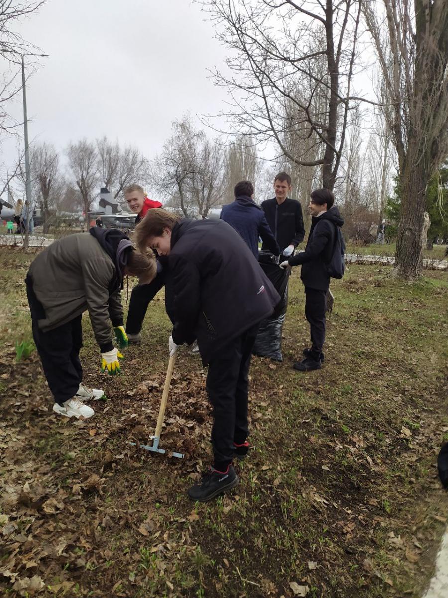 Традиционный весенний субботник в парке Победы Фото 3