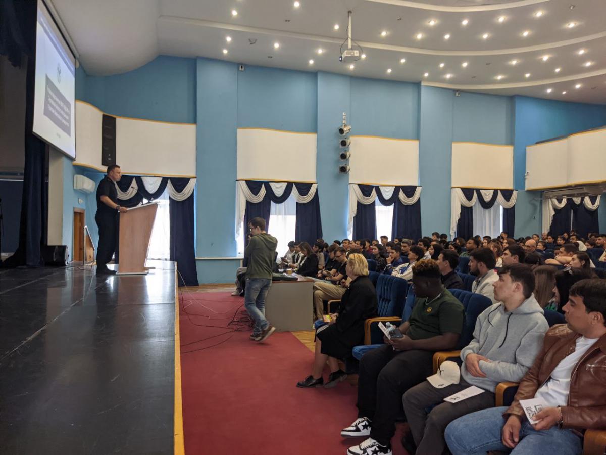 Встреча председателя УВМ ГУ МВД РФ по Саратовской области с иностранными студентами Фото 5