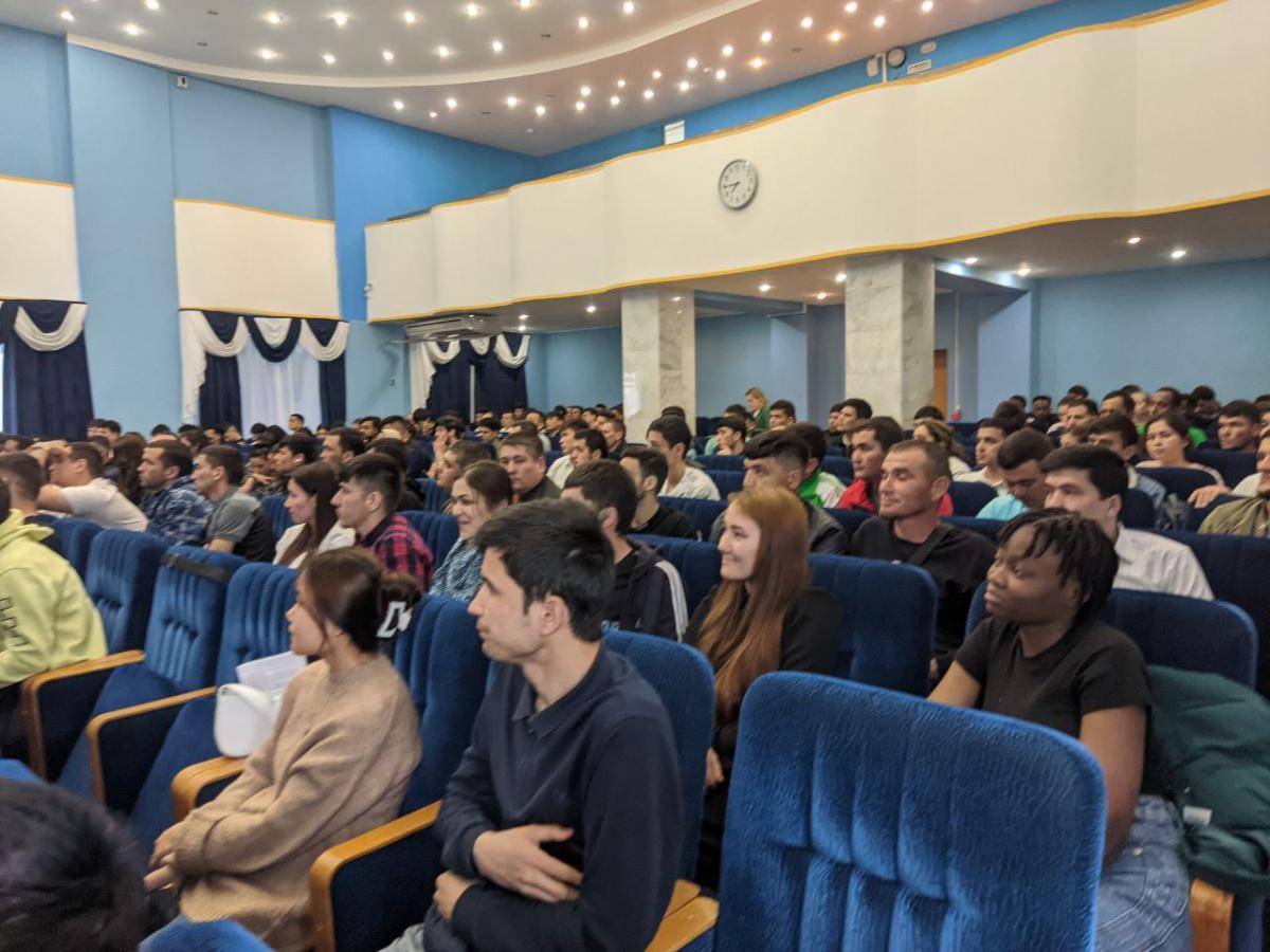 Встреча председателя УВМ ГУ МВД РФ по Саратовской области с иностранными студентами Фото 8