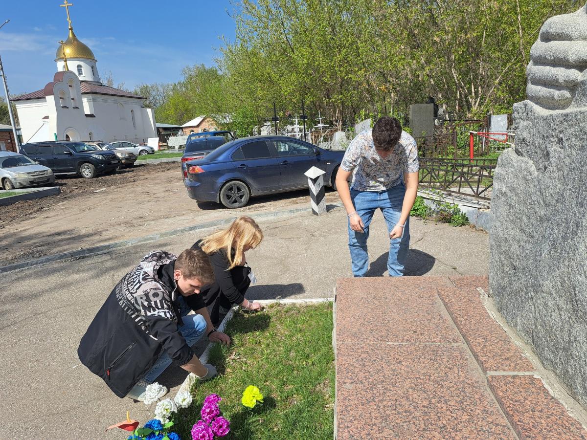 Уборка территории возле памятника Николаю Ивановичу Вавилову Фото 2