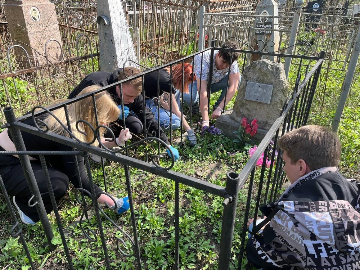 Уборка территории возле памятника Николаю Ивановичу Вавилову Фото 3