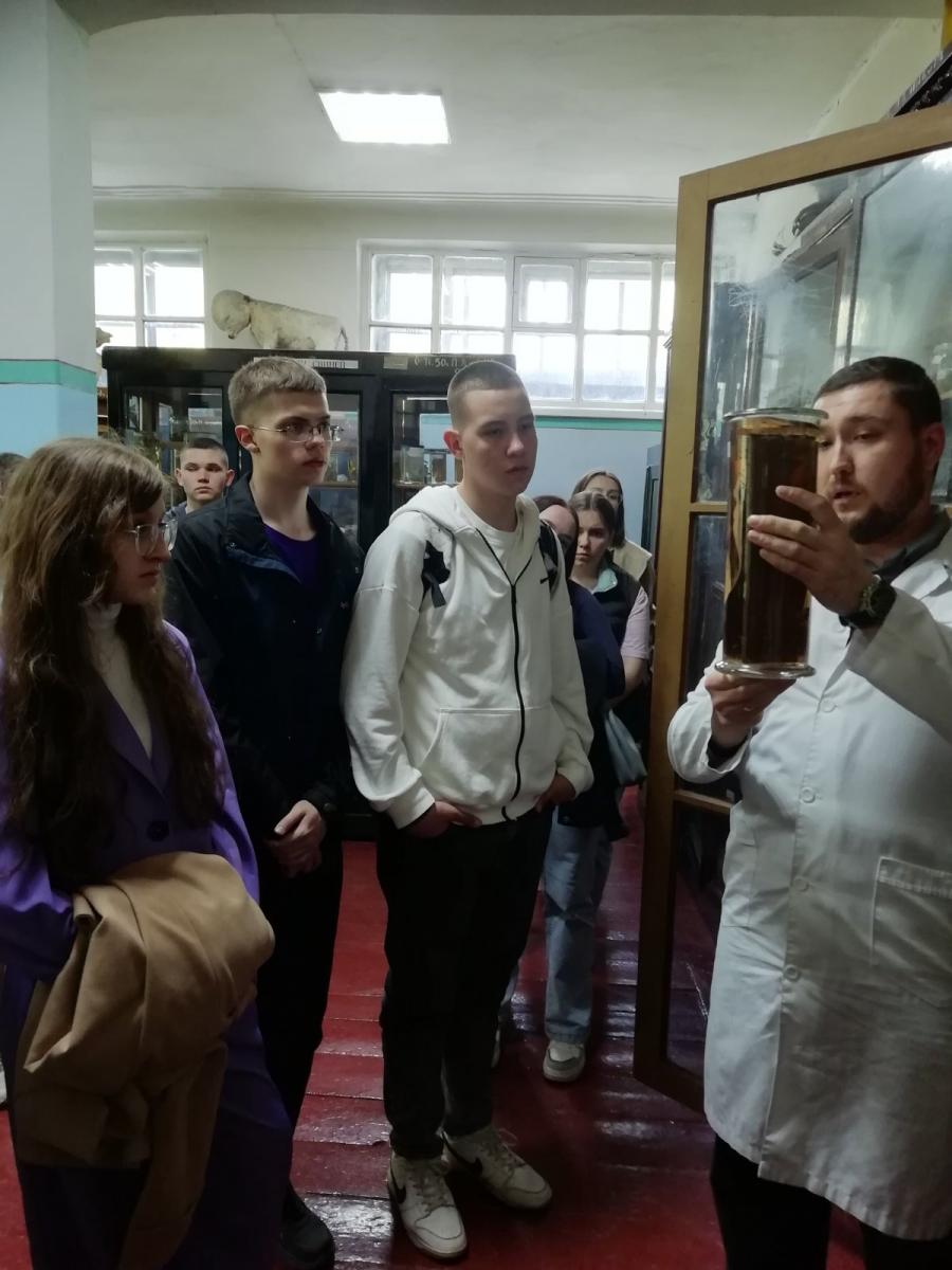 Пугачевские школьники посетили с экскурсией университет Фото 1