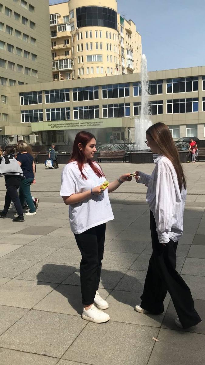 Студенты факультета экономики и менеджмента приняли участие в организации лифлетинга Фото 6