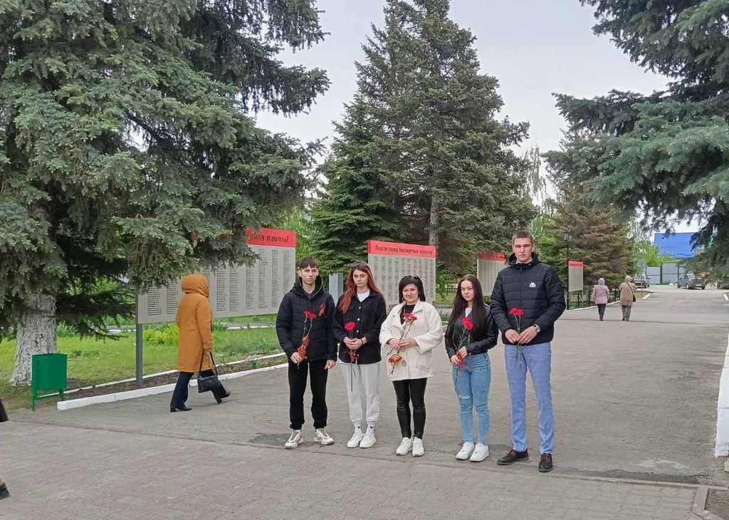 Возложение цветов к памятнику Воину-освободителю Фото 4