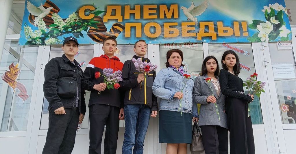 Возложение цветов к памятнику Воину-освободителю Фото 7
