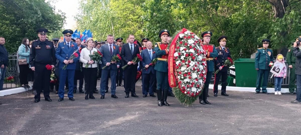 Церемония возложения цветов на Воскресенском кладбище Фото 1