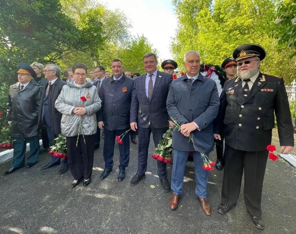 Церемония возложения цветов на Воскресенском кладбище Фото 4
