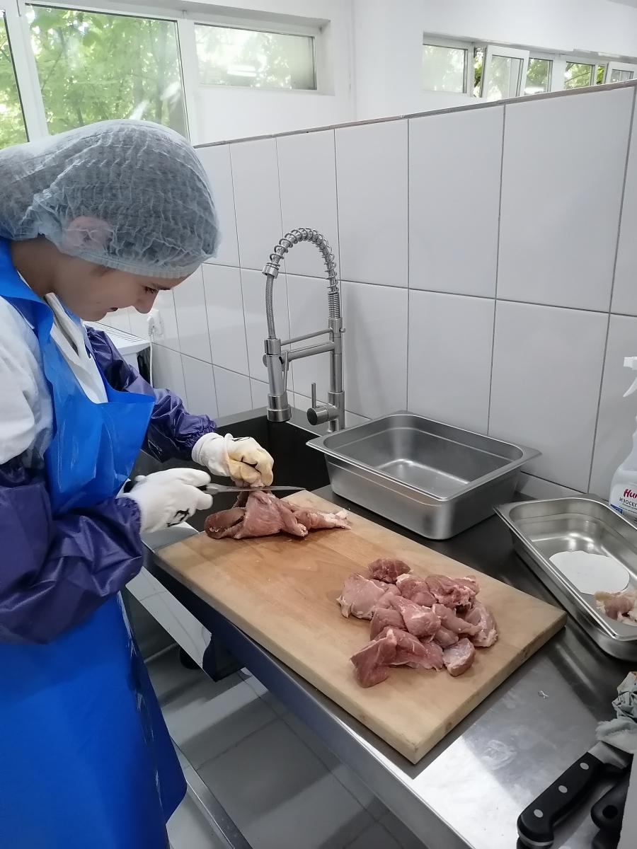 Демонстрационный экзамен выпускников по специальности 19.02.12 Технология продуктов питания животного происхождения, направленность "Производство продуктов питания из мясного сырья", ФП «Профессионалитет» Фото 2 Демонстрационный экзамен выпускников по специальности 19.02.12 Технология продуктов питания животного происхождения, направленность "Производство продуктов питания из мясного сырья", ФП «Профессионалитет» Фото 2