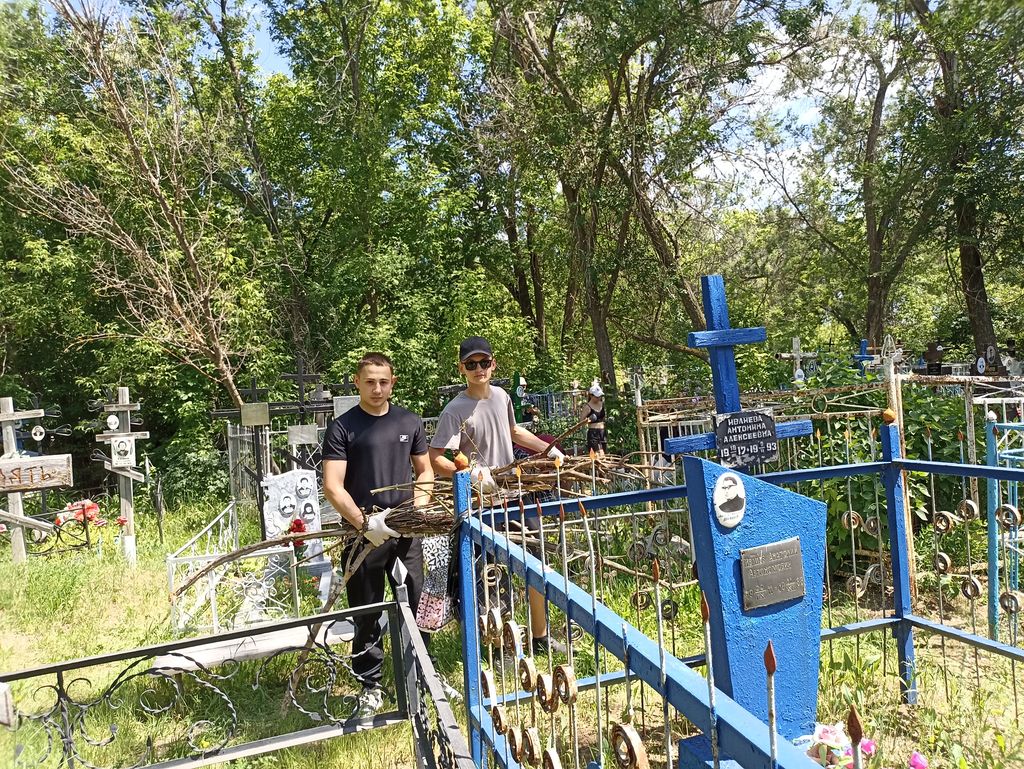 Участие в акции по уборке Поклонного кладбища Фото 4