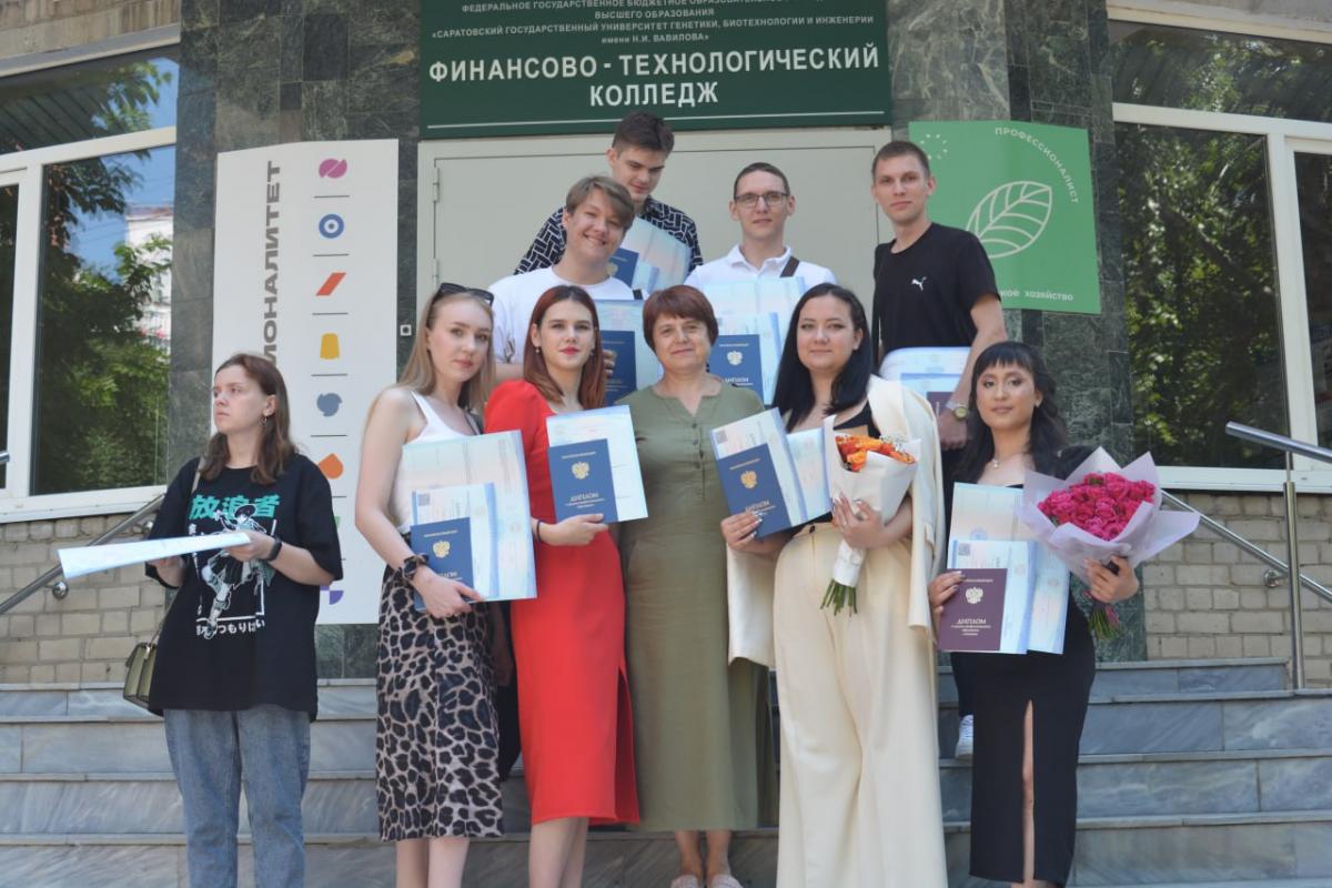 Выпускникам колледжа торжественно вручили дипломы Фото 2
