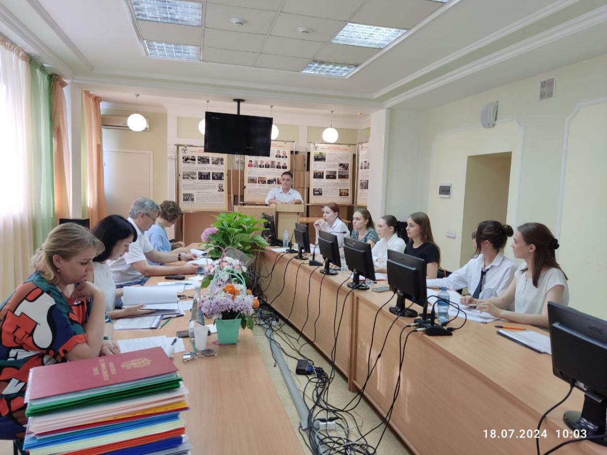 ЗАЩИТА ВЫПУСКНЫХ КВАЛИФИКАЦИОННЫХ РАБОТ НА ФАКУЛЬТЕТЕ ЭКОНОМИКИ И МЕНЕДЖМЕНТА Фото 1