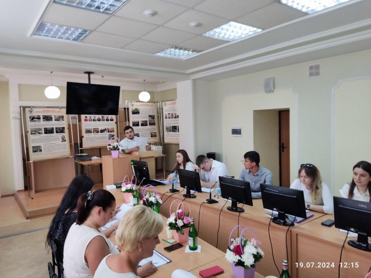 ЗАЩИТА ВЫПУСКНЫХ КВАЛИФИКАЦИОННЫХ РАБОТ НА ФАКУЛЬТЕТЕ ЭКОНОМИКИ И МЕНЕДЖМЕНТА Фото 6