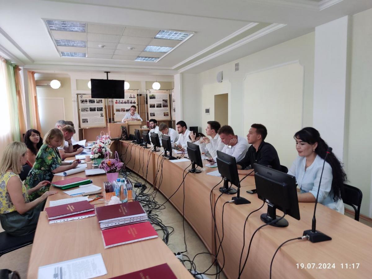 ЗАЩИТА ВЫПУСКНЫХ КВАЛИФИКАЦИОННЫХ РАБОТ НА ФАКУЛЬТЕТЕ ЭКОНОМИКИ И МЕНЕДЖМЕНТА Фото 10
