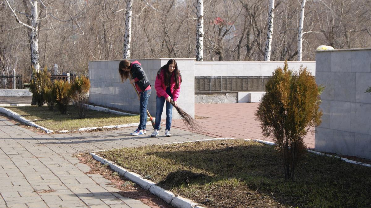 Мероприятия по очистке от зимних накоплений на военно-мемориальном комплексе Воскресенского кладбища Фото 1