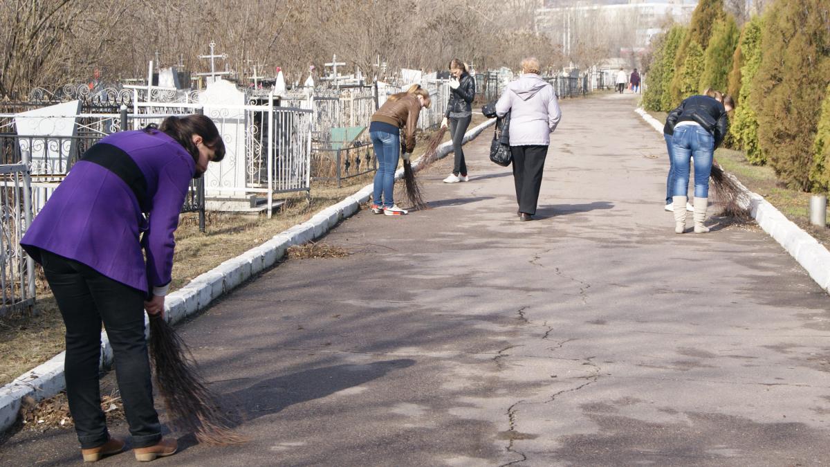 Мероприятия по очистке от зимних накоплений на военно-мемориальном комплексе Воскресенского кладбища Фото 2