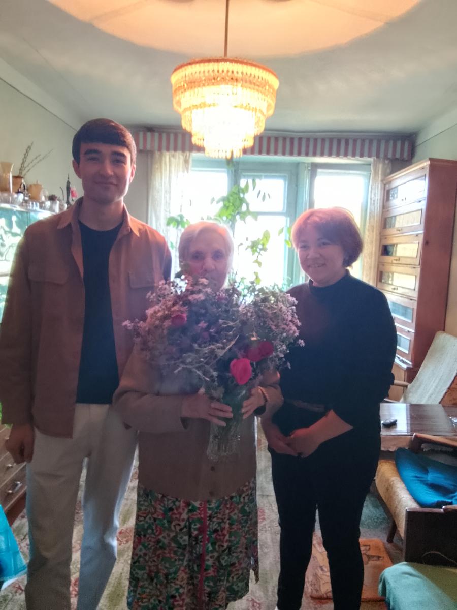 Студенты-первокурсники поздравили с праздником ветерана университета доцента Лидию Ивановну Рунич Фото 2 Студенты-первокурсники поздравили с праздником ветерана университета доцента Лидию Ивановну Рунич Фото 2
