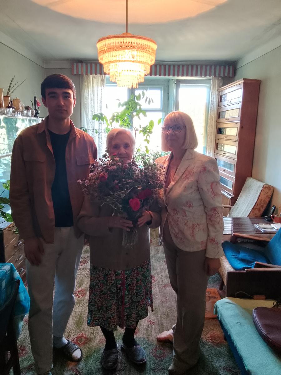 Студенты-первокурсники поздравили с праздником ветерана университета доцента Лидию Ивановну Рунич Фото 5 Студенты-первокурсники поздравили с праздником ветерана университета доцента Лидию Ивановну Рунич Фото 5